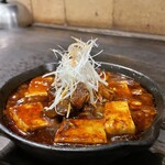 鍋･鉄板酒場あじと - じっくり煮込んだ牛スジ麻婆豆腐