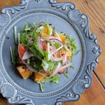 スモークサーモンと温州みかんのカルパッチョ