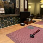 プラチナフィッシュ おもてなし Kakure - カウンターは奥行きあって落ち着きました。