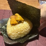 プラチナフィッシュ おもてなし Kakure - お魚が美味し過ぎてご飯が食べたくなり、新政にするかおにぎりにするか悩み、今回は雲丹の海鮮おにぎり。ごはんにも混ぜ込まれてて、上の雲丹もとても美味しかったです。