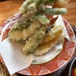 御手打ちそば やま本 - 芋、南瓜、オクラ、海老と盛り沢山