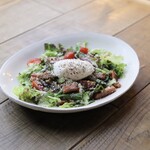 ロメインレタスとポーチドエッグのシーザーサラダ