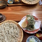 御手打ちそば やま本 - 天麩羅の上はハマボウフウ