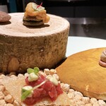GRAND COMPTOIR - ・黒オリーブのマドレーヌ
      ・馬肉のタルタル
      ・雲丹のシュークリーム
      ・白レバーのムース、レーズン