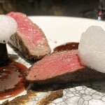 GRAND COMPTOIR - 柔らかい肉にトリュフや牛蒡のソースやピューレが合います。
      牛蒡の上にはレモンの泡。