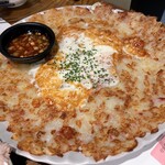 ヌリンマウル醸造場 弘大店 - すくって食べるチーズ入りじゃがいものチヂミ（20,000ウォン）