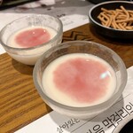 ヌリンマウル醸造場 弘大店 - マッコリに赤ワインを一滴たらし「花が咲く」サービス