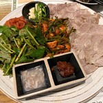 ヌリンマウル醸造場 弘大店 - ゆっくりした村のゆで肉（33,000ウォン）