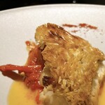 GRAND COMPTOIR - お皿の淵にはフレンチの唐辛子。
      皮がパリッと、甘いトマトのソースが特徴的。