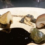 GRAND COMPTOIR - ひじきのピューレなどのソースが面白い。
      鮑より肉厚で旨味のある椎茸の方が好み。