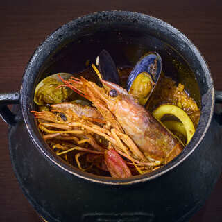 必ず食べて！！看板料理「たっぷり魚介のアロス・メロッソ」！