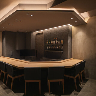 地下１F、扉を開けるとシックなカウンター席が広がります。