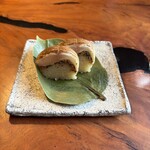 レストラン ナズ - 酢と昆布で締めて皮目は焼き目をつけた信濃雪鱒のお寿司、ミニトマト干し、燻製大根、炒り胡麻