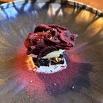 レストラン ナズ - 秋の再構築シリーズはビーツ、丸ごと火入れしたビーツを燻製にして高温で乾燥したものを絞ったビーツのジュースで炊いて、生胡桃のアイス、切り干しビーツ、アニスシード