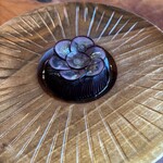 レストラン ナズ - 長野パープルの芯のみをスライス、フレッシュチーズ、焼いた茄子、発酵プルーンのゼリー、クローブ