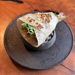 レストラン ナズ - はやのおやき風、揚げ焼きしたハヤ、柔らかく炊いた新米のソース、甘辛く炊いたごぼう、木の芽、蒸してから焼いた生地で包んで