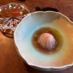 レストラン ナズ - 丸ごと火入れしたサーモンのほぐし身を2、3週間発酵した蕪で包んでソースは2〜3週間自然発酵させたトマトにざくろと青紫蘇を加えたソースを掛けて、1ヶ月寝かせたサーモンに3年目の奈良漬