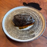 レストラン ナズ - 愛知の恵み鴨、水分感を閉じ込めるために表面を昆布で軽く〆て炭焼きに、山葡萄と黒ニンニクのソース