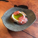 レストラン ナズ - 無花果のアイス、無花果の葉と茎のオイル、完熟無花果のチップ、無花果の身のソース