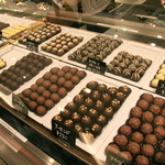 軽井沢チョコレート館 - チョコレートはすべて店内で手作りしたもの。ショーケースにずらりと並び、選ぶのも楽しい♪