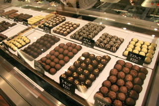 軽井沢チョコレート館 - チョコレートはすべて店内で手作りしたもの。ショーケースにずらりと並び、選ぶのも楽しい♪