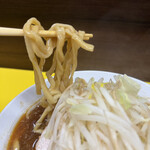 豚が1番☆脂が2番 - しっかり手揉みされた三河屋製麺製のむっちりワシワシの太平打ち縮れ麺