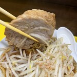 豚が1番☆脂が2番 - もやしの下には分厚いしっかりした歯応えある豚バラチャーシュー1枚