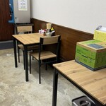 豚が1番☆脂が2番 - 2人掛けテーブル席が2卓(今日は1卓未使用)