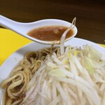 豚が1番☆脂が2番 - 微乳化タイプの豚の旨味が凝縮した二郎系豚骨醤油スープ