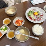 부촌육회 - ユッケ・たこ タンタンイ（35,000ウォン）、ご飯（1,000ウォン）
