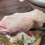 盛田軒 - レアチャーシューでごはんを巻いて