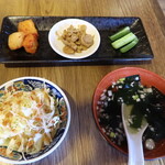 東京中目黒炭火焼肉ホルモンまんてん - サラダ、小皿、スープ
