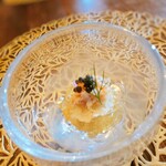 328298033 - アミューズ
                        紅ズワイガニのオニオンムース和え
                        コンソメジュレ