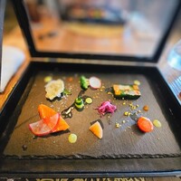 Re:VERSI - オードブル
                      紅富士鱒の自家製燻製を中心に
                      ラディッシュ、胡瓜、紫キャベツ、ブロッコリー、小人参、テリーヌなど
