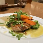 Aux Delices de Dodine - 鶏もも肉のポワレ　セージバターソース