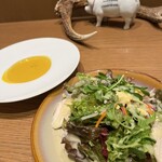 Aux Delices de Dodine - パンプキンスープとサラダ