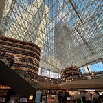 スターバックスコーヒー コエックスピョルマダン店 - ピョルマダン図書館（右手前が店舗）