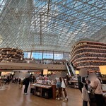 スターバックスコーヒー コエックスピョルマダン店 - ピョルマダン図書館（左手前が店舗）