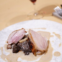 ◇ 鶏の胸肉ともも肉の炭火焼 ごぼうの泡のソース