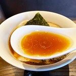 らぁ麺や 嶋 - ガツンと醤油と魚介出汁の風味が来る、力強いスープ