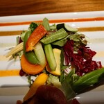 飛騨牛グリルばくろ - 野菜もいろいろな種類があり
            オクラ、トレビス？、ズッキーニ、人参、ピーマン、蕪
            ベビーコーン、きゅうり、水菜、アロエ、ブロッコリー
            ラディッシュ
            など、食感を残していて様々な味わいの野菜