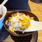 らぁ麺や 嶋 - 炙ったチャーシューの香ばしい風味と、チャーシュー・卵黄・ネギのコンビネーションが素晴らしいです