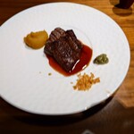 飛騨牛グリルばくろ - ◯飛騨牛赤身ステーキ (100g)
            焼き加減は指定なしでミディアムレアで提供されている
            
            肉は食感が少し硬め
            
            安納芋のペーストは甘さがシッカリとあった