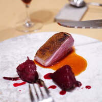 ◇ 熟成七谷鴨のむね肉の炭火焼 　オレンジとコリアンダーのソース（＋¥1300/1P）