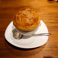 飛騨牛グリルばくろ - ◯飛騨牛ベーコンと馬鈴薯 ポットパイスープ
                    上のパイ生地を崩しながらスープに落として
                    一緒に飲んでいった