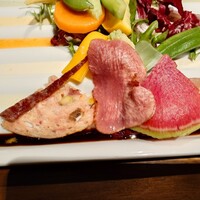 飛騨牛グリルばくろ - 生ハムやスモークされたタンとも一緒に食べ
                    
                    8種類のドレッシングを掛け合わせる事により
                    口の中が楽しく、美味しい味わいだった♪