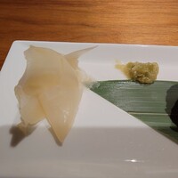 飛騨牛グリルばくろ - 結局は僕みたいにアブノーマルな味覚？ではなくw
                    普通の味覚の方であれば
                    美味しいと言える味わいなのだろう？
                    
                    茎山葵はピリッと辛く美味しい♪