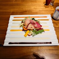 飛騨牛グリルばくろ - ◯朝摘み取れたてガーデンサラダ
                    ～8種のフレーヴァ―ソースで～
                    
                    野菜の盛り合わせの下には皿のギザギザに合わせて
                    8種類のフレーバーソースがストライプで敷かれていた