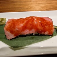 飛騨牛グリルばくろ - 飛騨牛は肉に少しクドさ感を感じる
                    スッキリとしない味わいが口の中に広がり
                    好みでない味わいだった
                    
                    葉？（バジル？w） は退けて
                    飛騨牛とご飯のみを食べていたからこそ
                    特にその味わいが分かるのもある