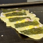 お好み焼き ふじや - おばちゃんに、半分もらっちゃった「豚ビリ焼」
      焼いた豚バラに溶いた生地をかけて、焼き海苔をのせ
      両面焼いてカラシマヨネーズ、ソースでいただく